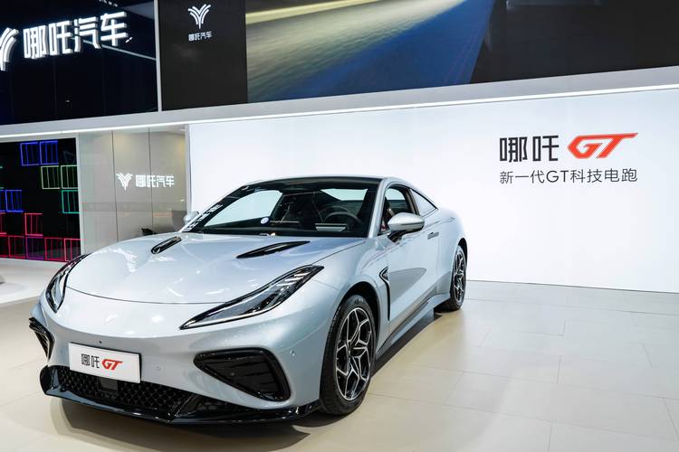 东莞106哪吒汽车在智能汽车领域的表现，领途汽车在新能源汽车市场中的影响力